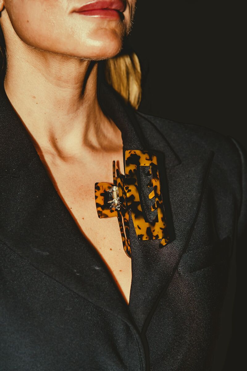SLICKBABE tortoiseshell clips close-up detail on blazer